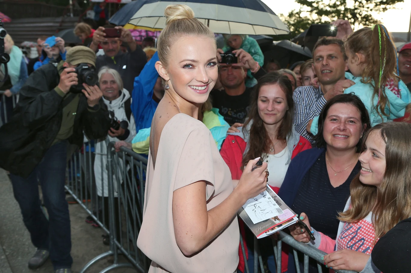 Basia Kurdej-Szatan rozdaje autografy Basia Kurdej-Szatan rozdaje autografy
