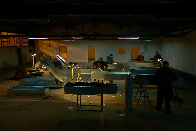 10 kwietnia 2010 roku rządowy samolot Tupolew 154 z Prezydentem RP Lechem Kaczyńskim i towarzyszącymi mu 95 osobami – członkami oficjalnej delegacji zmierzającej do Katynia – ulega katastrofie w Smoleńsku. 10 kwietnia 2010 roku rządowy samolot Tupolew 154 z Prezydentem RP Lechem Kaczyńskim i towarzyszącymi mu 95 osobami – członkami oficjalnej delegacji zmierzającej do Katynia – ulega katastrofie w Smoleńsku.