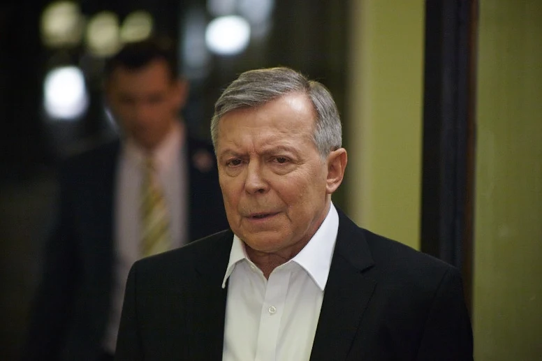 Tropy prowadzą między innymi do dramatycznej wyprawy Lecha Kaczyńskiego do ogarniętej wojną Gruzji, której celem było powstrzymanie inwazji wojsk rosyjskich na Tbilisi w sierpniu 2008 roku. Tropy prowadzą między innymi do dramatycznej wyprawy Lecha Kaczyńskiego do ogarniętej wojną Gruzji, której celem było powstrzymanie inwazji wojsk rosyjskich na Tbilisi w sierpniu 2008 roku.