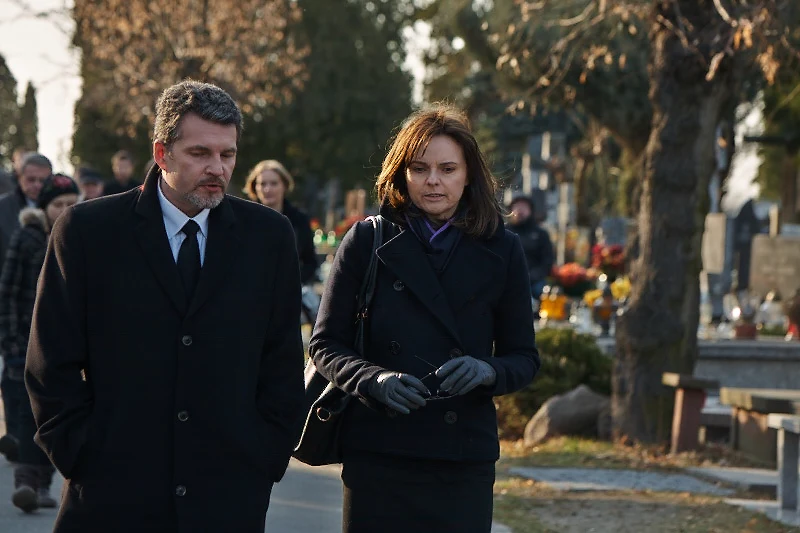 Nina (Beata Fido) – dziennikarka pracująca dla dużej, komercyjnej stacji telewizyjnej – próbuje dowiedzieć się, jakie były powody katastrofy. Nina (Beata Fido) – dziennikarka pracująca dla dużej, komercyjnej stacji telewizyjnej – próbuje dowiedzieć się, jakie były powody katastrofy.