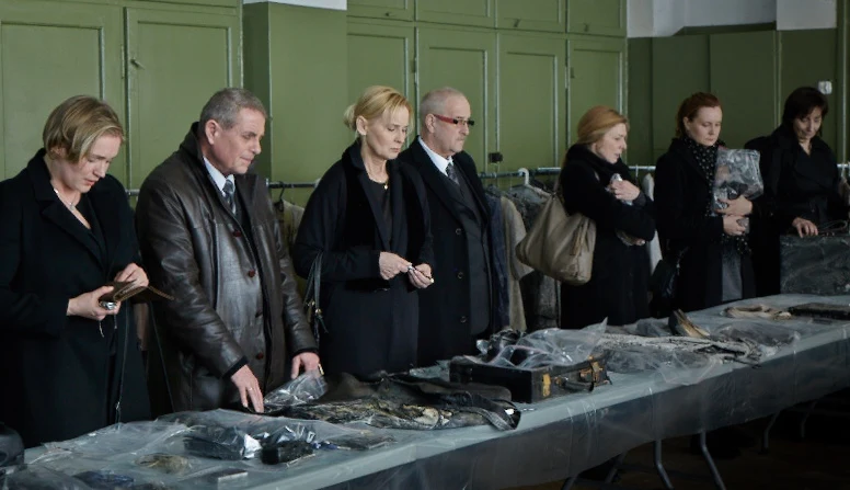 "Tragedia smoleńska stała się najważniejszym wydarzeniem w III RP, najtragiczniejszą chwilą w polskiej historii od czasu II wojny światowej. Stała się wydarzeniem, które wpływa na los dzisiejszej Polski i życie Polaków w sposób niebywale silny. Które nas podzieliło bardzo głęboko. Dlatego próba zmierzenia się z tym tematem jest nie tylko wielkim wyzwaniem, ale i obywatelskim obowiązkiem twórcy" - przekonuje Antoni Krauze.
"Tragedia smoleńska stała się najważniejszym wydarzeniem w III RP, najtragiczniejszą chwilą w polskiej historii od czasu II wojny światowej. Stała się wydarzeniem, które wpływa na los dzisiejszej Polski i życie Polaków w sposób niebywale silny. Które nas podzieliło bardzo głęboko. Dlatego próba zmierzenia się z tym tematem jest nie tylko wielkim wyzwaniem, ale i obywatelskim obowiązkiem twórcy" - przekonuje Antoni Krauze.