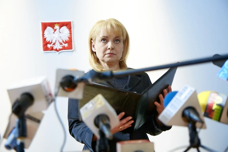 Z każdą kolejną godziną dziennikarskiego śledztwa Nina przekonuje się, że prawda jest o wiele bardziej złożona, niż mogłoby się na pierwszy rzut oka wydawać… Z każdą kolejną godziną dziennikarskiego śledztwa Nina przekonuje się, że prawda jest o wiele bardziej złożona, niż mogłoby się na pierwszy rzut oka wydawać…