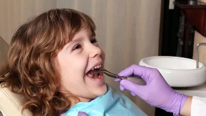 Dziecko u dentysty; zdj. ilustracyjne