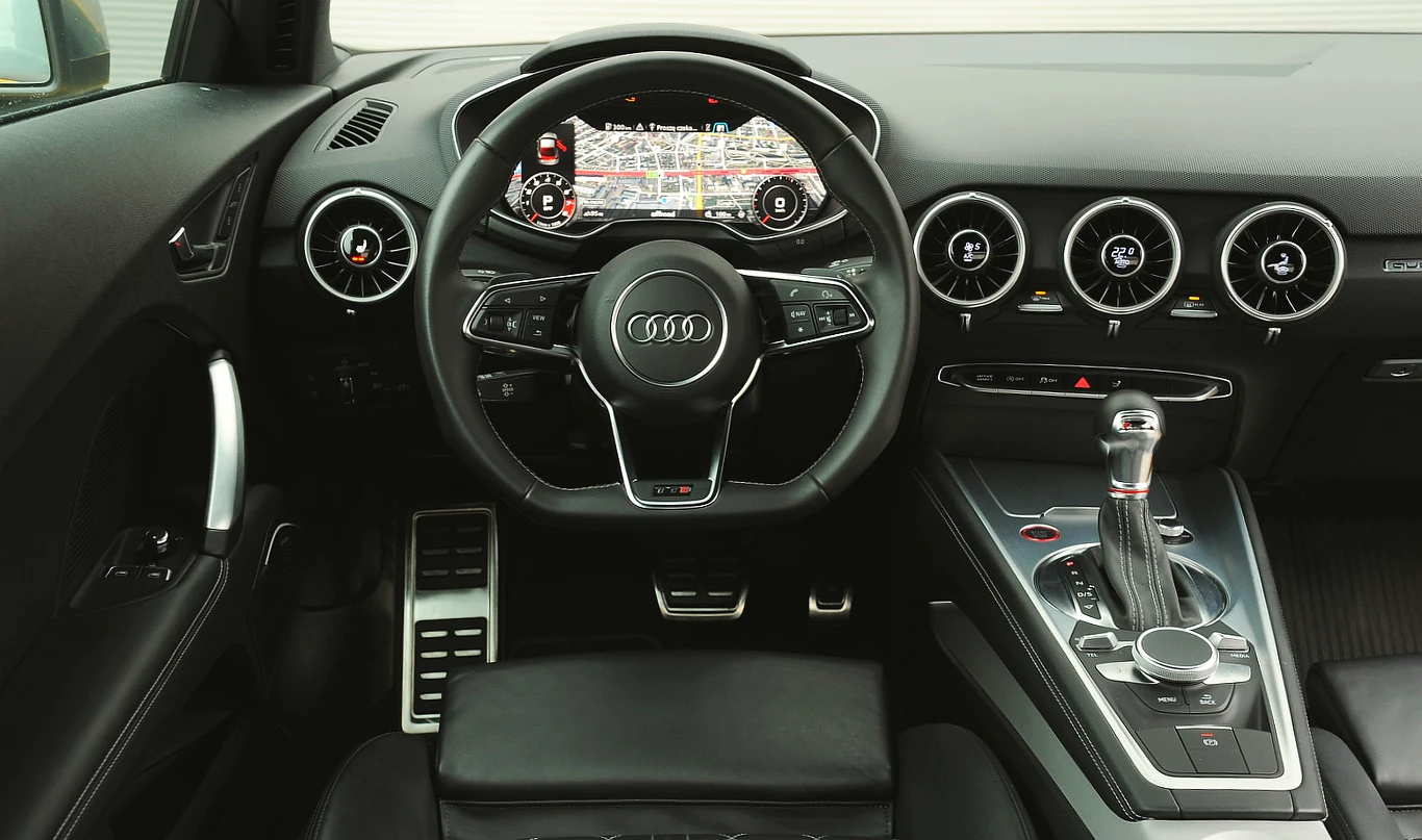 W modelu TTS informacje (komputera, nawigacji itp.) podawane są poprzez wirtualny zestaw wskaźników.