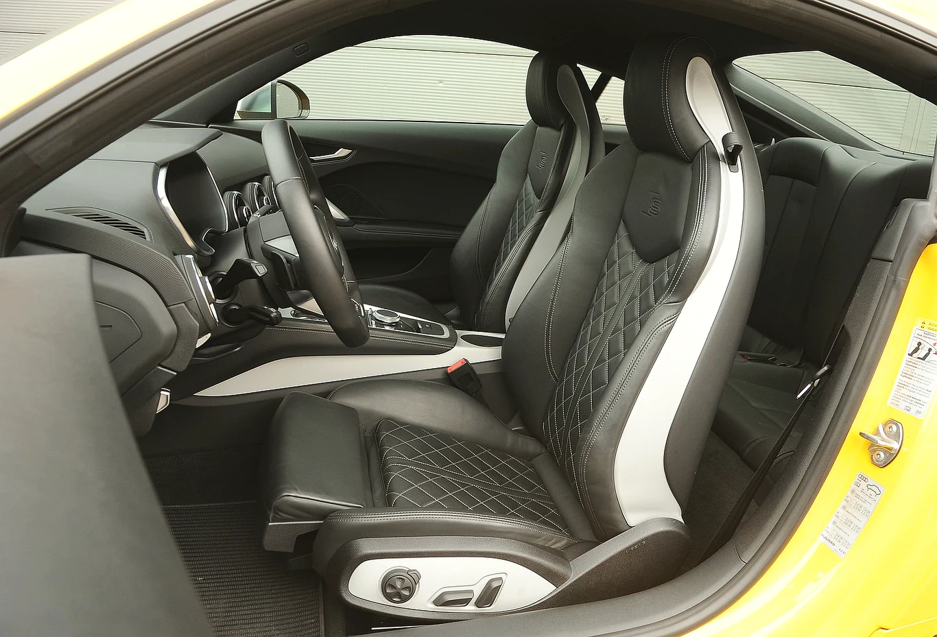 Sportowe fotele ze zintegrowanymi zagłówkami są bardzo wygodne. 