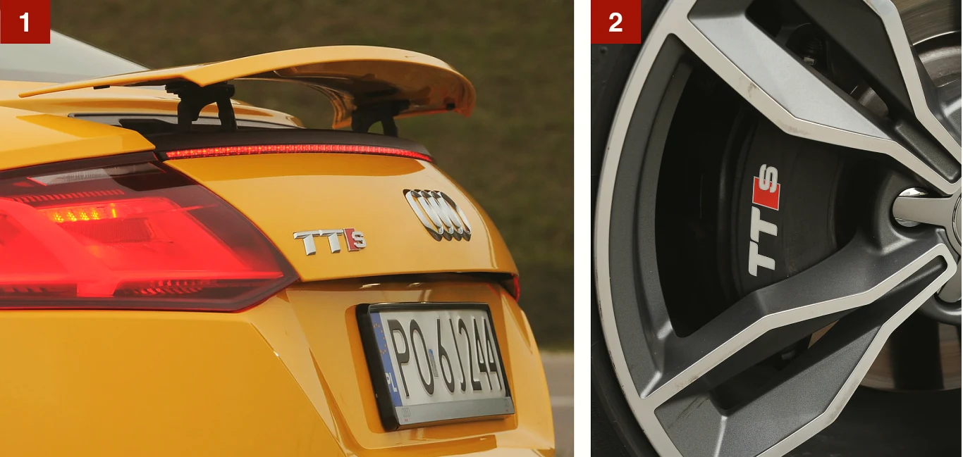[1] Spojler automatycznie wysuwa się przy wyższej prędkości i chowa po zwolnieniu. Można to też wymusić samemu. [2] W porównaniu do słabszych wersji TT, model TTS ma wzmocnione hamulce. Zatrzymują one go po około 35 m.