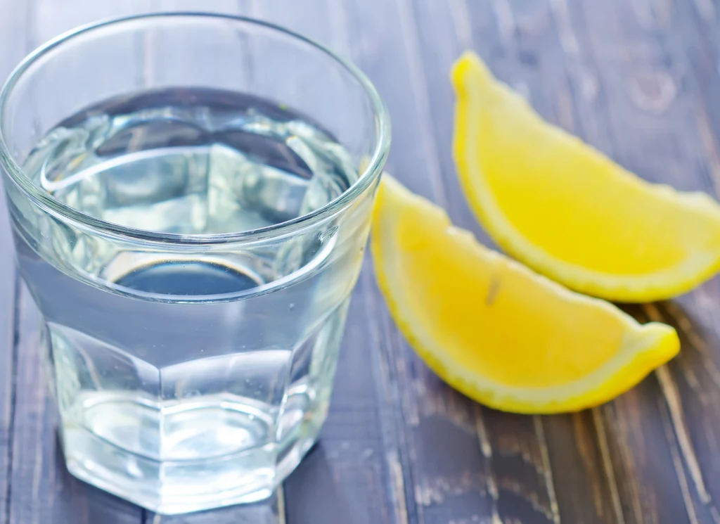Woda z cytryną świetnie przyspiesza metabolizm 