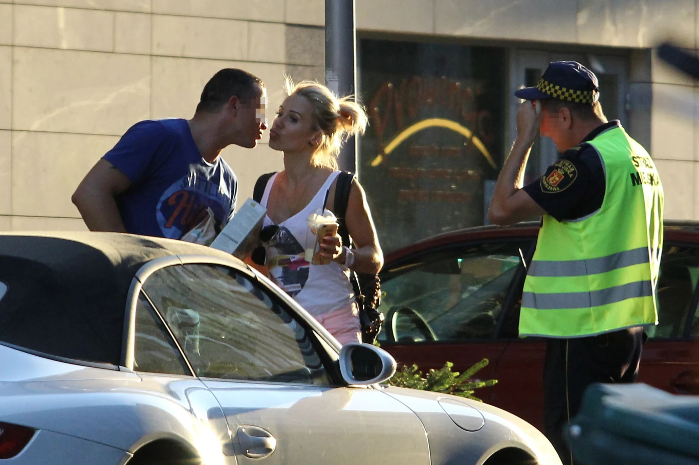 Na szczęście pojawił się tam jej znajomy, który szybko zawiadomił piosenkarkę! Na szczęście pojawił się tam jej znajomy, który szybko zawiadomił piosenkarkę!