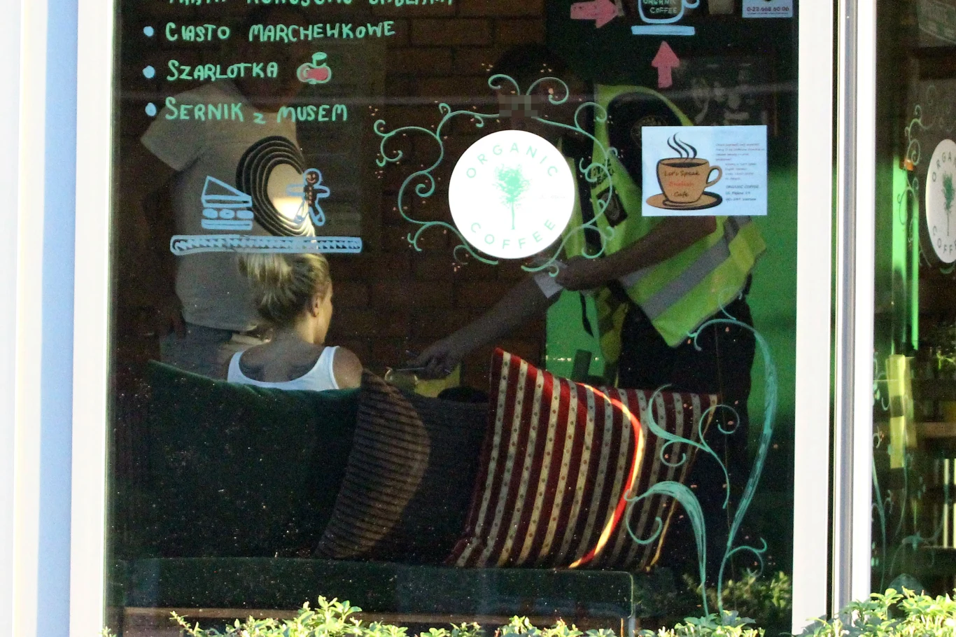 Strażnik mandat przyniósł Rabczewskiej do stolika Strażnik mandat przyniósł Rabczewskiej do stolika