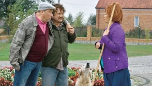 Kusy (Paweł Królikowski) i Hadziuk (Bogdan Kalus) pokłócą się z Hadziukową (Dorota Nowakowska)