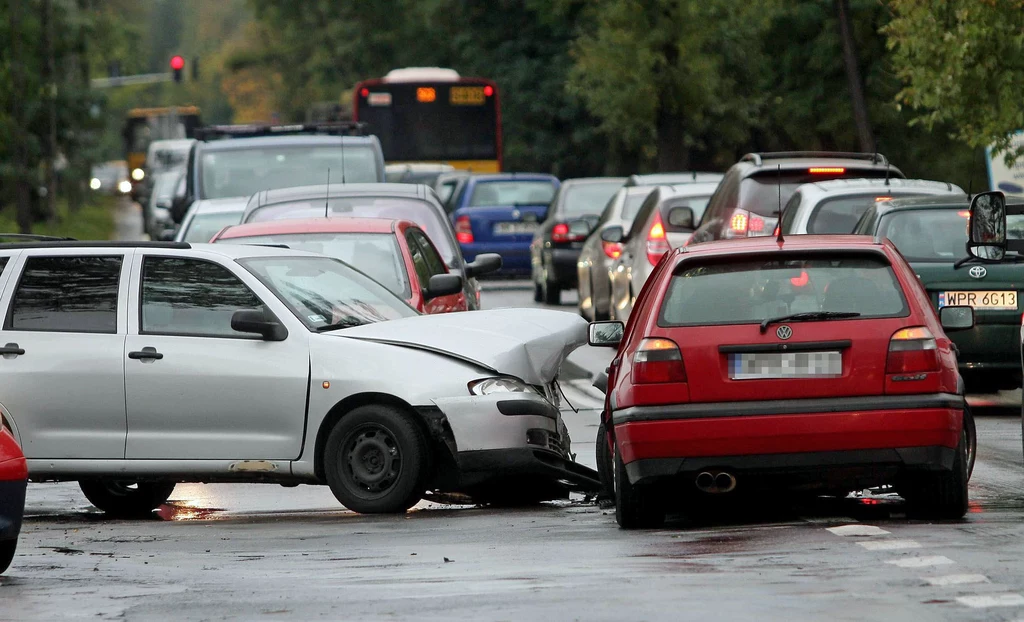 Kiedy sprawca kolizji przyznaje się do winy, wystarczy spisanie oświadczenia. Interwencja policji potrzebna jest w sytuacji, kiedy żaden z kierowców nie poczuwa się do winy