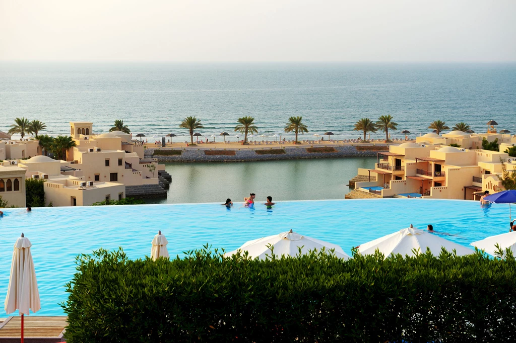 Turyści w luksusowym hotelu w Ras Al Khaimah 