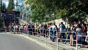 Kolejka oczekujących na wjazd na Kasprowy Wierch