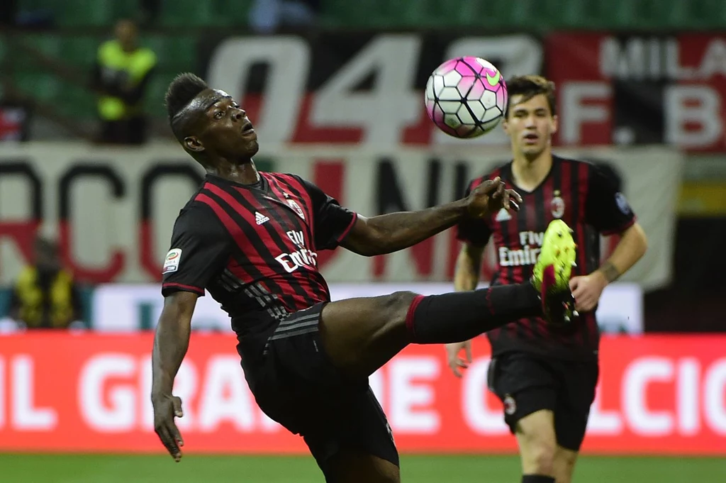 Mario Balotelli w barwach Milanu podczas spotkania w Serie A Mario Balotelli w barwach Milanu podczas spotkania w Serie A