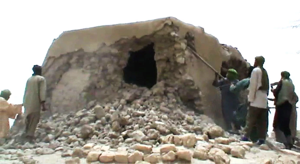 Islamiści niszczący zabytki w Timbuktu. Zdjęcie z 2012 roku Islamiści niszczący zabytki w Timbuktu. Zdjęcie z 2012 roku