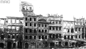Widok ulic Warszawy w 1945 roku. Zrujnowane budynki na Rynku Starego Miasta. Widoczna Strona Dekerta