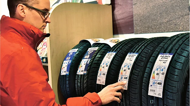 Etykiety dają ogólną wiedzę o oponach, ale z racji różnic w warunkach badania ich dokładność nie jest zbyt duża. Niestety, nie ma jednolitego systemu kontroli opon. Etykiety dają ogólną wiedzę o oponach, ale z racji różnic w warunkach badania ich dokładność nie jest zbyt duża. Niestety, nie ma jednolitego systemu kontroli opon.