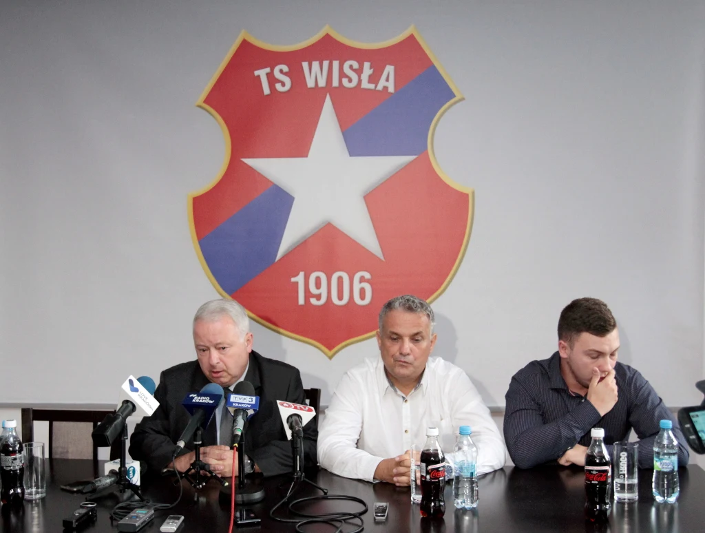 Od lewej: prezes Towarzystwa Sportowego Wisła Kraków Piotr Dunin-Suligostowski, wiceprezes Robert Szymański oraz członek zarządu Towarzystwa i członek rady nadzorczej Stowarzyszenia Kibiców Wisły Kraków Damian Dukat Od lewej: prezes Towarzystwa Sportowego Wisła Kraków Piotr Dunin-Suligostowski, wiceprezes Robert Szymański oraz członek zarządu Towarzystwa i członek rady nadzorczej Stowarzyszenia Kibiców Wisły Kraków Damian Dukat