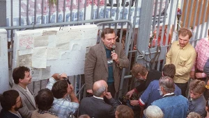 Stocznia Gdańska, sierpień 1988 roku. Przemawia Lech Wałęsa, z lewej Jarosław Kaczyński