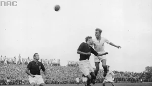 Fragment meczu Polska-Węgry. Piłkarze w walce o piłkę w powietrzu