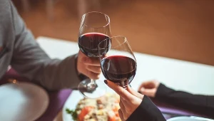 Jakie korzyści dla zdrowia, a jakie zagrożenia wiązane są ze spożywaniem czerwonego wina? Wyjaśniamy