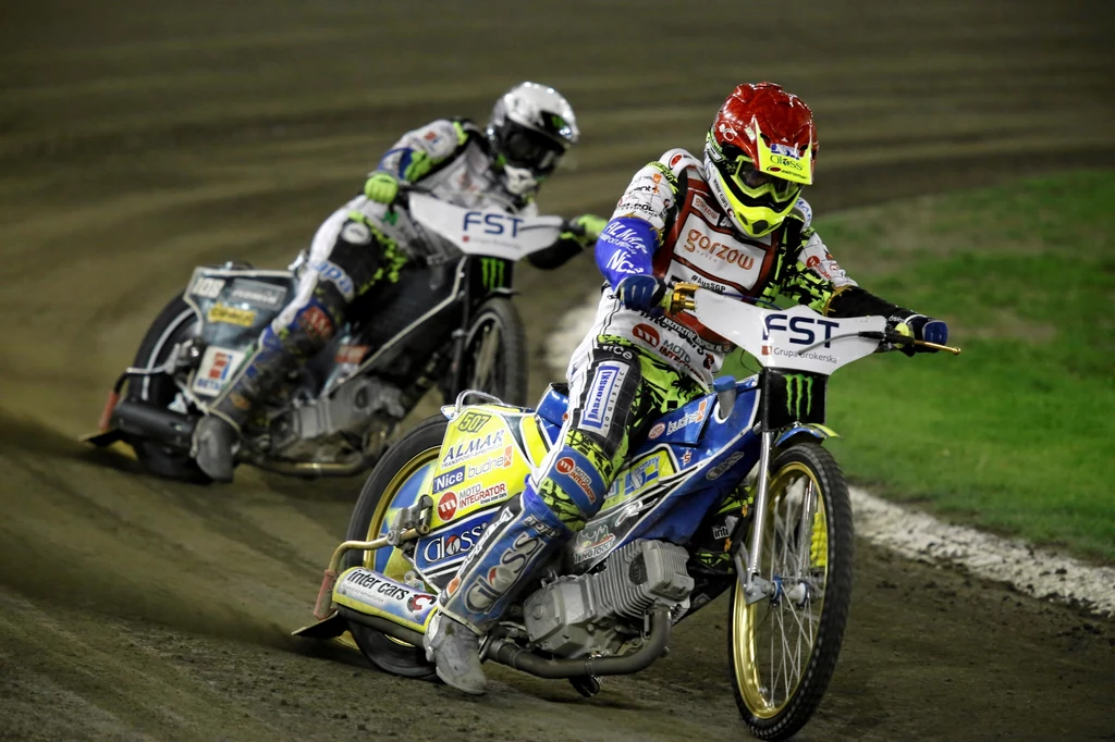 Kasprzak (w czerwonym kasku) otrzymał dziką kartę