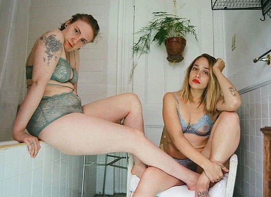 Lena Dunham i Jemimia Kirke w kampanii Lonely Lingerie