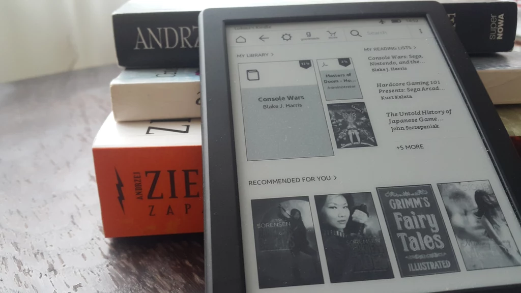 System operacyjny oraz sklep Amazon Kindle pozostają bez zmian. Nadal po angielsku. Książek po polsku praktycznie brak