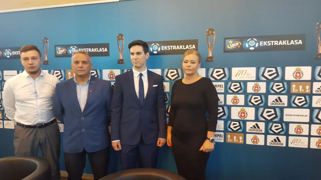 Od prawej: prezes Marzena Sarapata, wiceprezes Dawid Gołda, Robert Szymański i Damian Dukat. Nowi sternicy Wisły SA. Od prawej: prezes Marzena Sarapata, wiceprezes Dawid Gołda, Robert Szymański i Damian Dukat. Nowi sternicy Wisły SA.