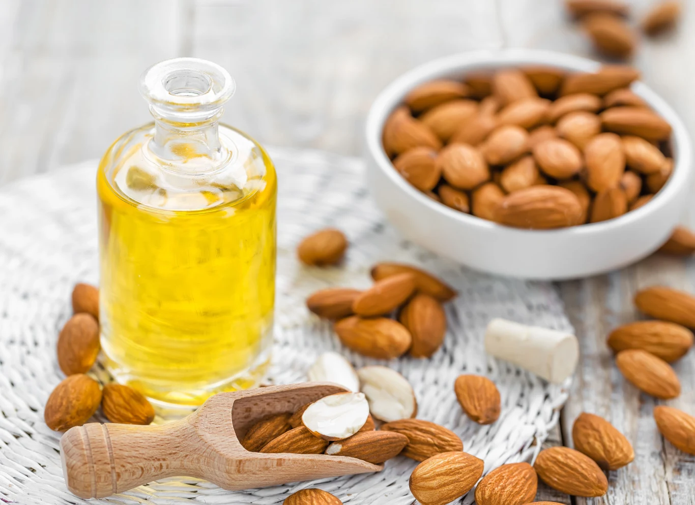Olejek ze słodkich migdałów doskonale sprawdzi się przy pielęgnacji skóry suchej i wrażliwej 