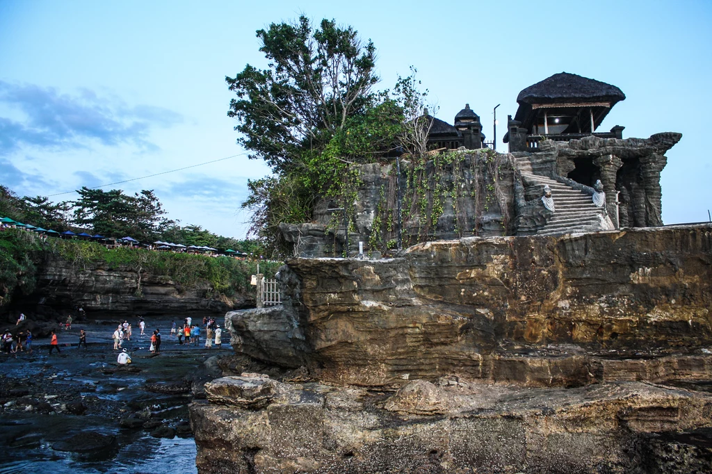 Podczas odpływu można podejść pod - zazwyczaj oblaną wodą - świątynię Tanah Lot