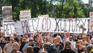 Zespół Teatru Polskiego i wspierający ich sympatycy, protestują pod Urzędem Marszałkowskim we Wrocławiu