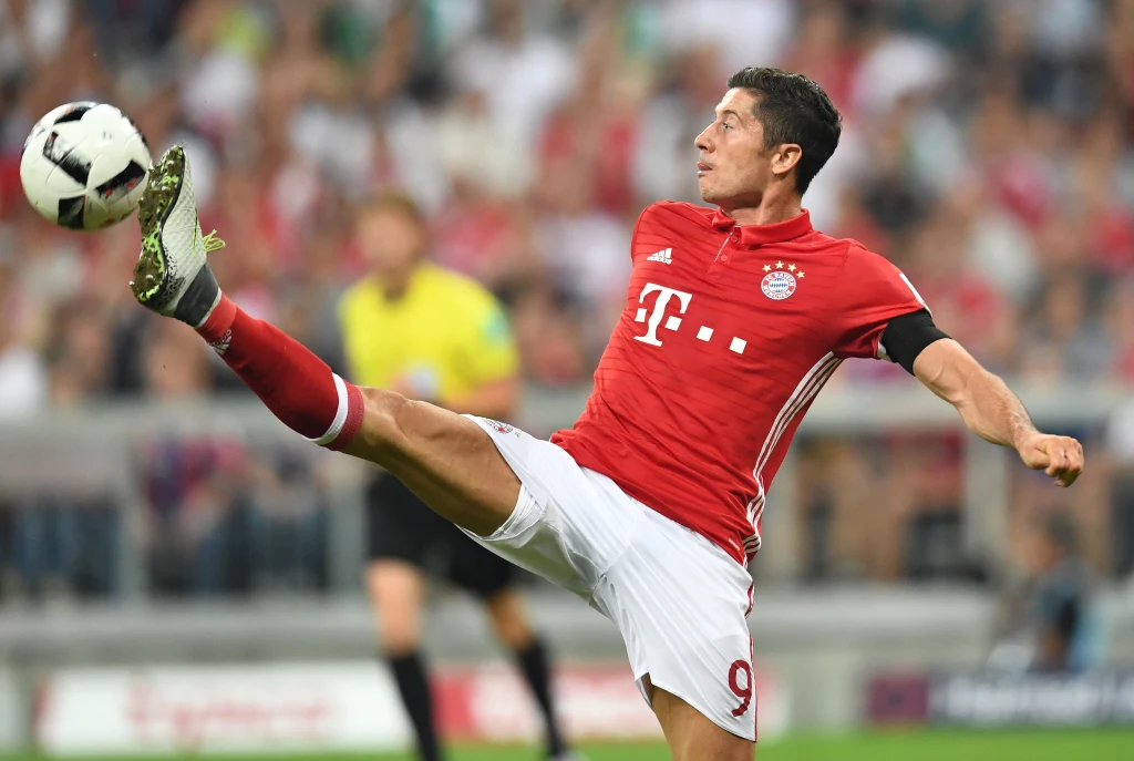 Napastnik Bayernu Robert Lewandowski w meczu z Werderem Napastnik Bayernu Robert Lewandowski w meczu z Werderem