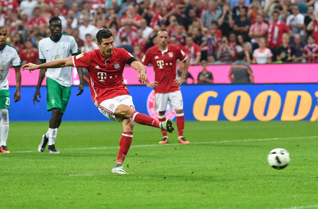 Robert Lewandowski wykorzystuje rzut karny Robert Lewandowski wykorzystuje rzut karny