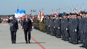  Zastępca Dowódcy Generalnego RSZ generał dywizji Jan Śliwka (L) oraz prezydent Andrzej Duda (2L) podczas uroczystego apelu