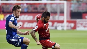 Maciej Rybus w pojedynku z Frederikiem Sammaritano