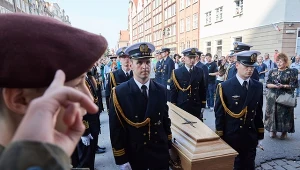 Żołnierze Marynarki Wojennej RP wprowadzają trumny ze szczątkami Danuty Siedzikówny pseudonim "Inka" i Feliksa Selmanowicza pseudonim "Zagończyk" do Kaplicy Królewskiej w Gdańsku