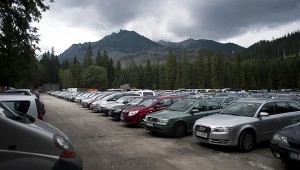 Już przed godz. 8 zapełniły się wszystkie parkingi przed popularnym szlakiem turystycznym prowadzącym do Morskiego Oka