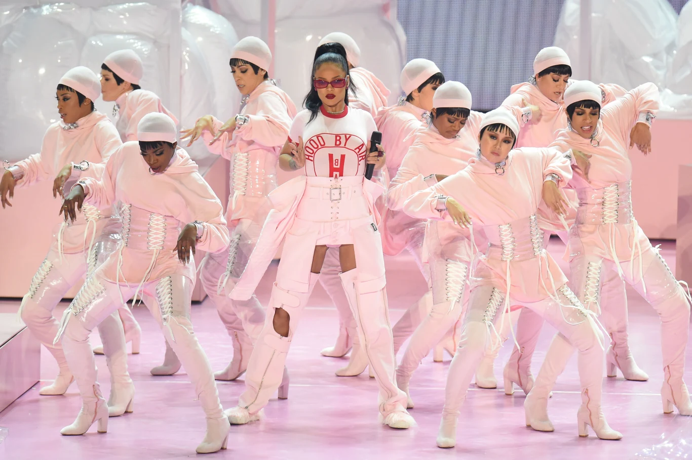 Gale MTV VMA przyciągają widzów licznymi występami gwiazd. W tym roku na scenie pojawili się m.in.: Rihanna, Beyonce, Halsey, Future oraz Ariana Grande i Nicki Minaj. Zobacz zdjęcia! Gale MTV VMA przyciągają widzów licznymi występami gwiazd. W tym roku na scenie pojawili się m.in.: Rihanna, Beyonce, Halsey, Future oraz Ariana Grande i Nicki Minaj. Zobacz zdjęcia!