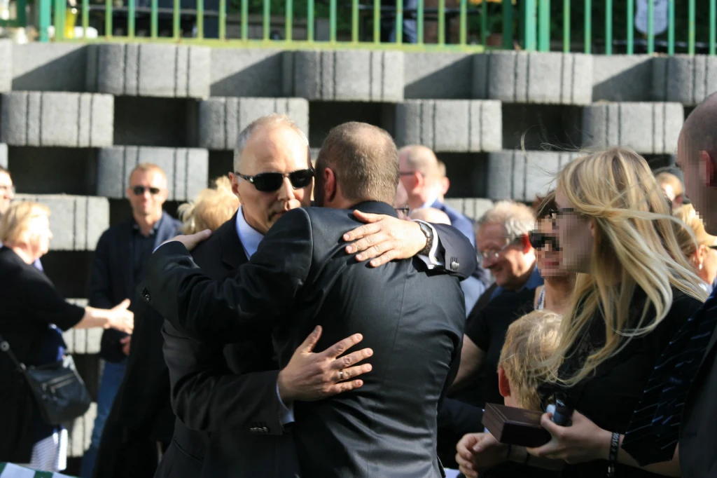 Bracia przekazali sobie znak pokoju Bracia przekazali sobie znak pokoju