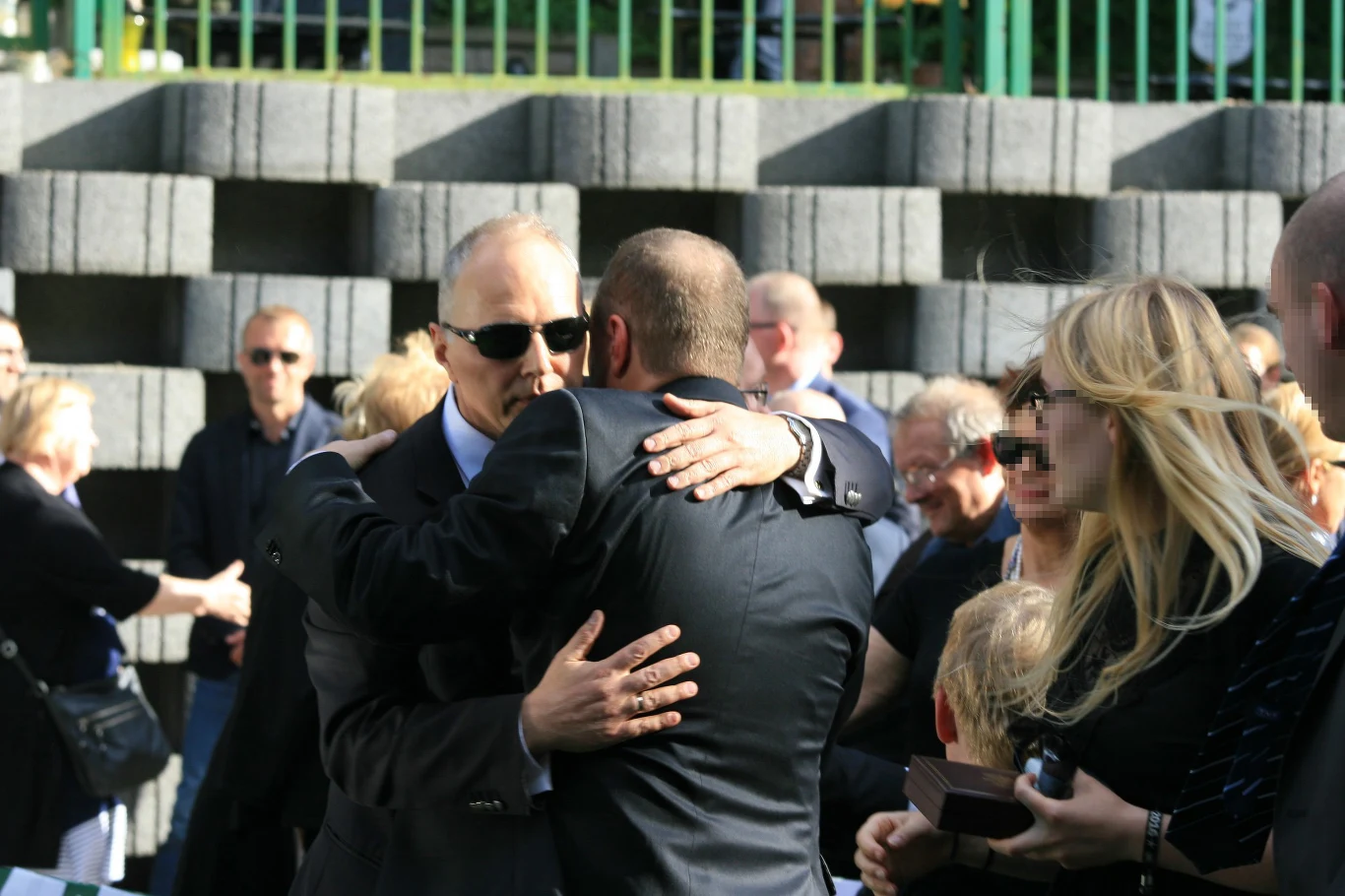 Bracia przekazali sobie znak pokoju Bracia przekazali sobie znak pokoju