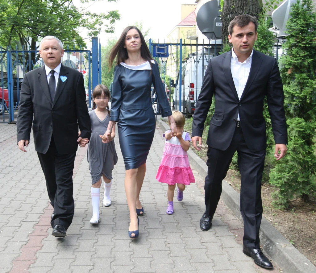 Marta Kaczyńska z córkami, Marcinem i stryjem Marta Kaczyńska z córkami, Marcinem i stryjem