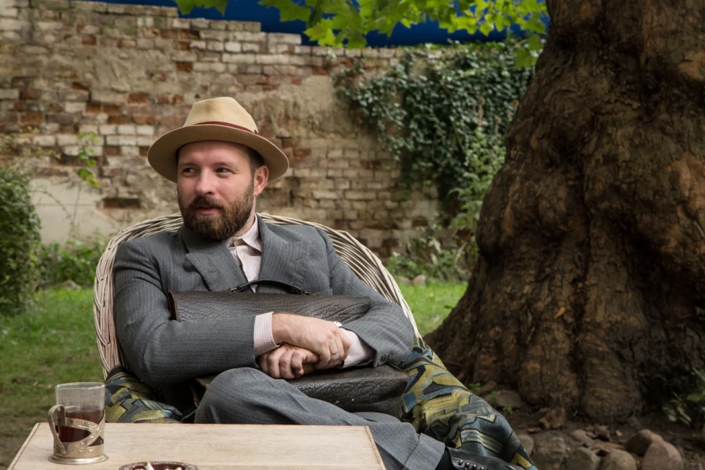 Warszawski dziennikarz i bon vivant Sobański (Tomasz Borkowski) opuszcza stolicę, by odszukać i przeprowadzić wywiad z autorem bestsellerowych przewodników, bijących rekordy sprzedaży. Choć sam pisarz skrzętnie ukrywa tożsamość, nieliczne tropy prowadzą do kamienicy na Śląsku, miejsca pełnego ludzi oryginalnych i wyjątkowych