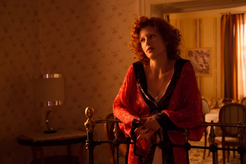 Wśród nich są piękna Róża (Karolina Gruszka) – obiekt męskich westchnień i damskiej zazdrości oraz ulegający jej urokom mężczyźni... 