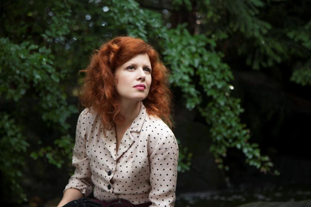 Jednak dziewczyna darzy uczuciem tylko jednego.