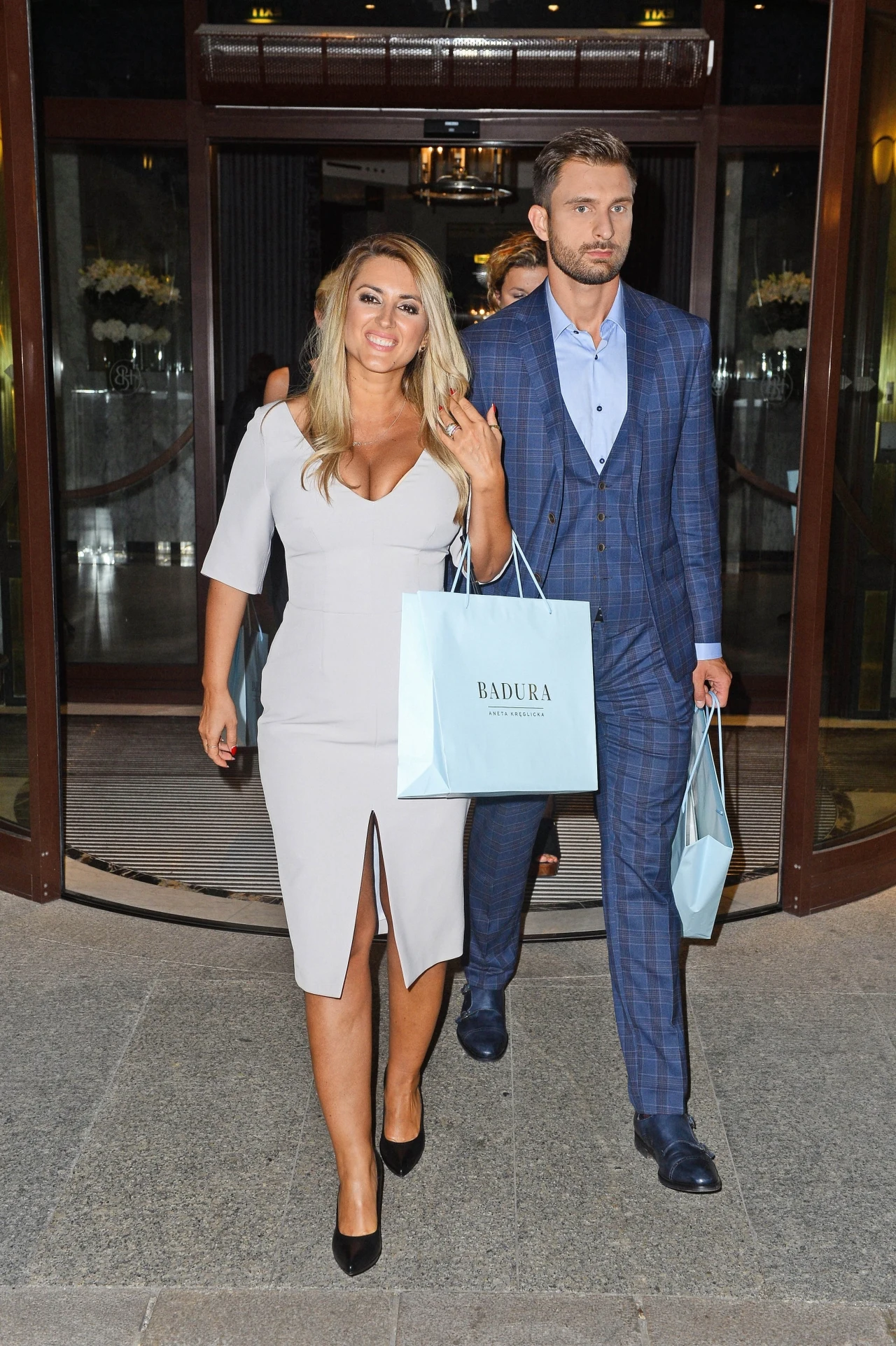 Jej biust również ma się dobrze