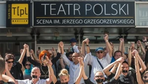 Aktorzy Teatru Polskiego podczas Niemego protestu przeciwko powołaniu nowego dyrektora Teatru - Cezarego Morawskiego