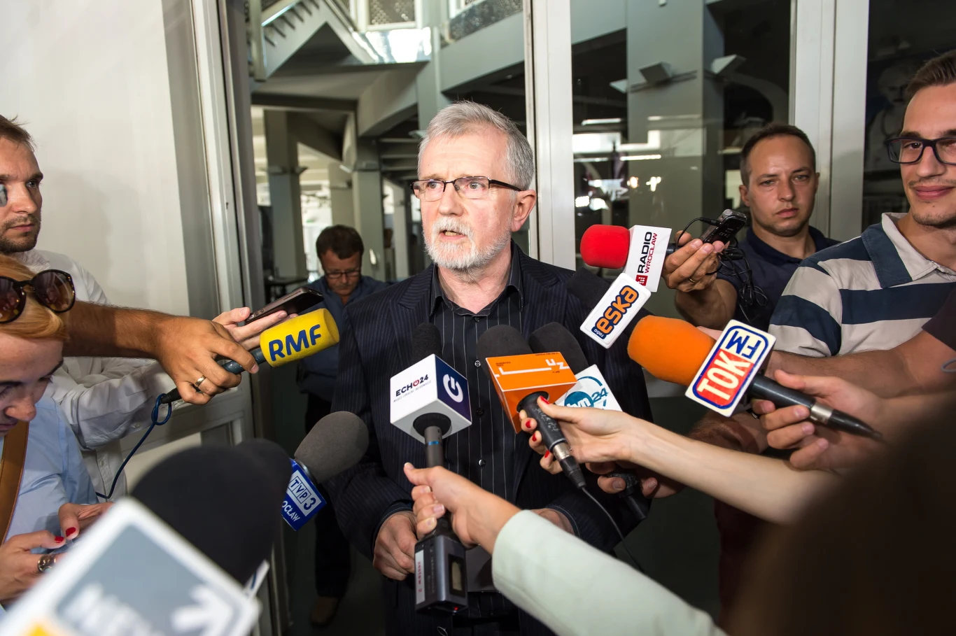 Nowy dyrektor Cezary Morawski (C) rozmawia z mediami przed wejściem do Teatru Polskiego