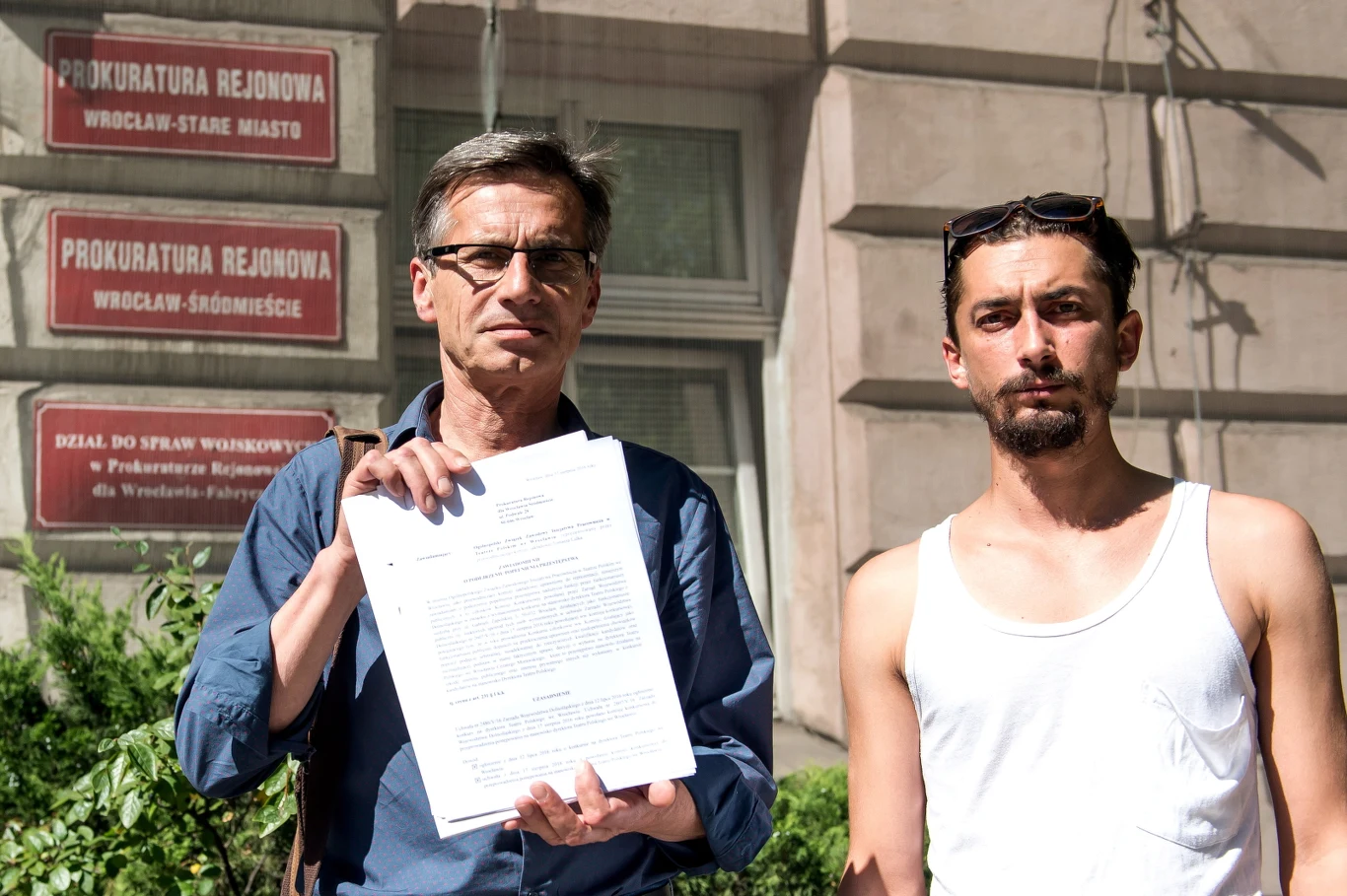 Przedstawiciele protestujących, aktorzy Teatru Polskiego Tomasz Lulek (L) i Michał Opaliński składają zawiadomienie do prokuratury ws. konkursu, w którym Cezary Morawski został wybrany na dyrektora Teatru Polskiego