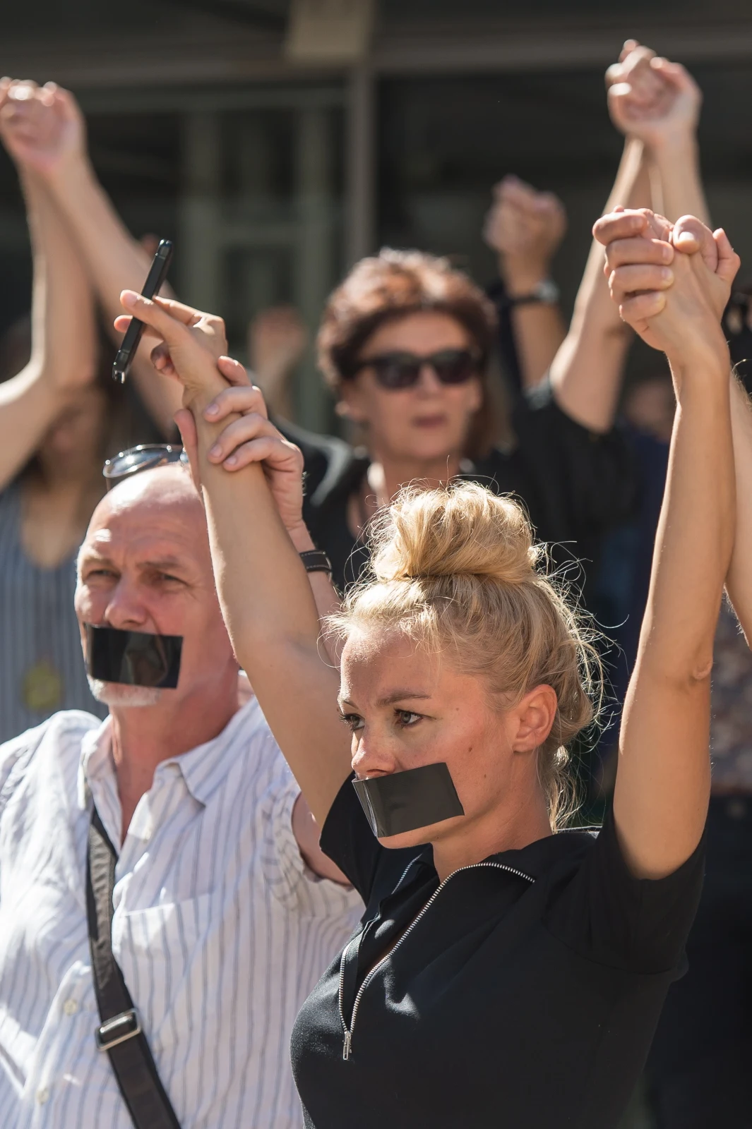 Aktorzy Teatru Polskiego podczas Niemego protestu przeciwko powołaniu nowego dyrektora Teatru - Cezarego Morawskiego